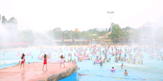 项目十多项水上游乐设施。 项目十多项水上游乐设施。