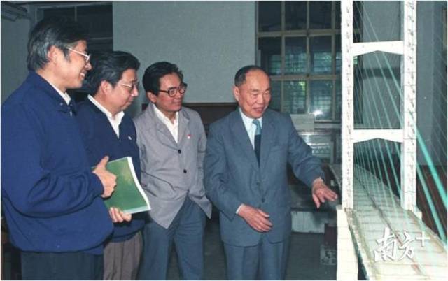 李国豪和学生项海帆、范立础等在一起。资料图片
