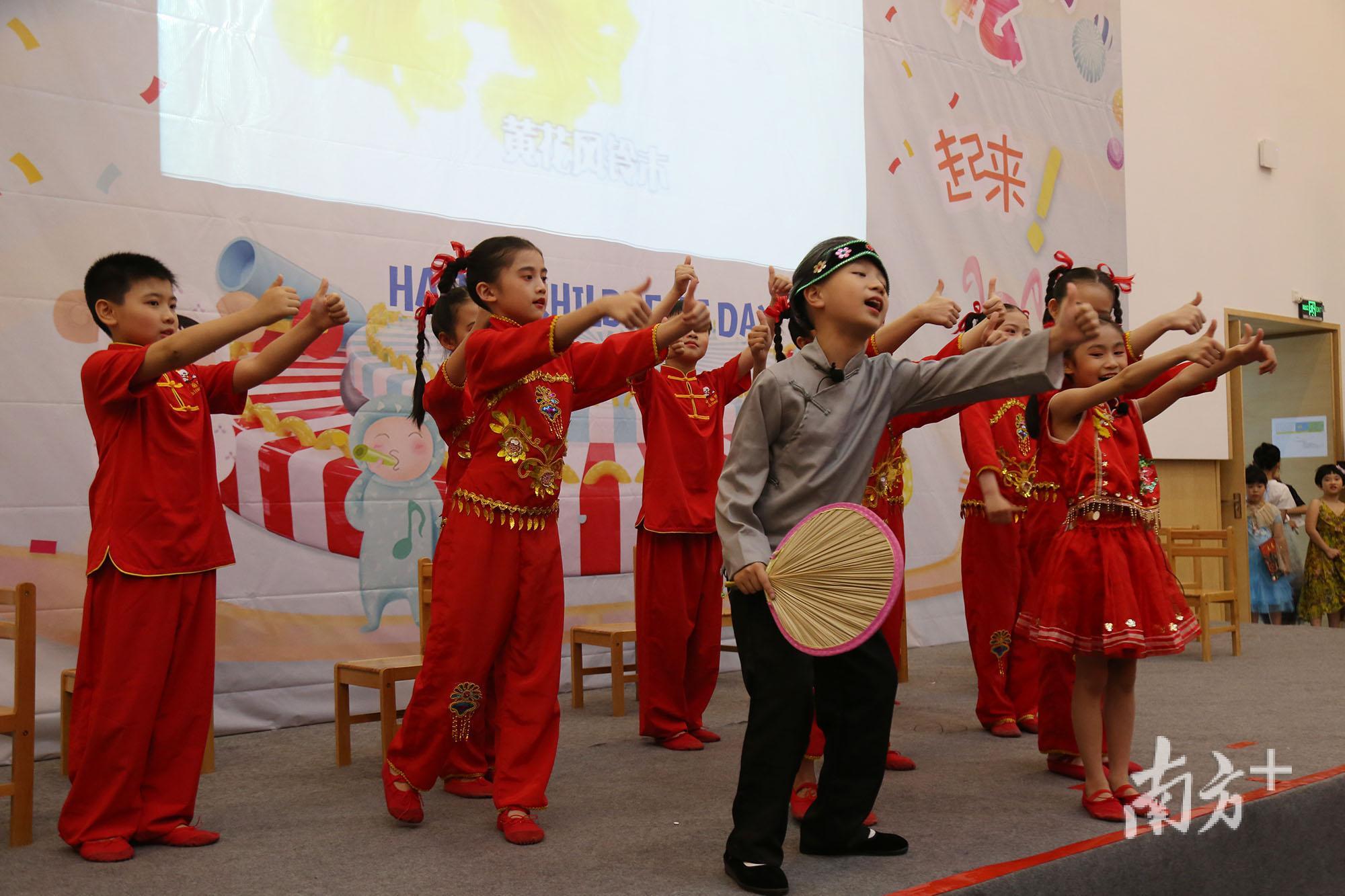 孩子们在表演歌舞剧《春风吹过百花红》