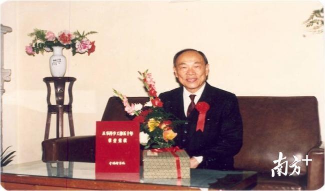 李国豪获颁“从事科学工作五十年”荣誉证书。资料图片