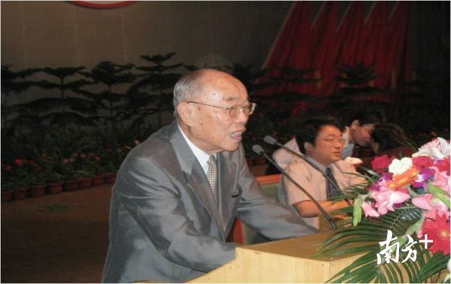 2003年，90岁高龄的李国豪参加同济大学开学典礼。资料图片