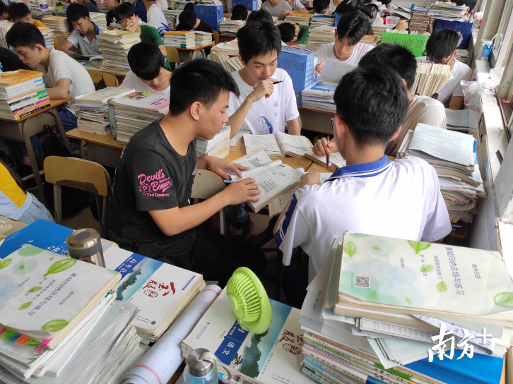 学生正在进行日语复习。邓文燕 摄