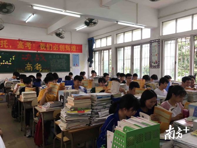 今年英德有344名学生选择日语作为外语考试科目。 邓文燕 摄