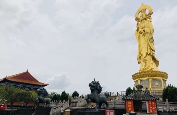 圭峰山森林覆盖率达98%,山上常年水气蒸腾,形成"云峰烟雨"的著名景观