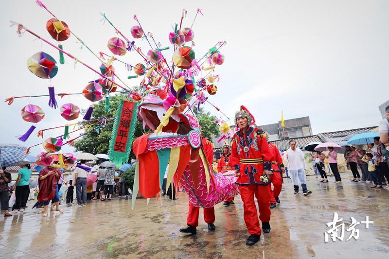 端午龙船街上走省级非遗大城所游旱龙在饶平上演