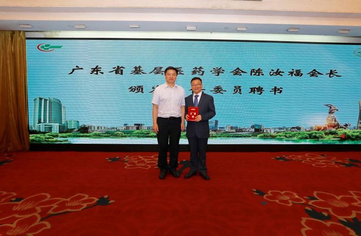 会长陈汝福教授为主任委员韩云教授颁发聘书 会长陈汝福教授为主任委员韩云教授颁发聘书