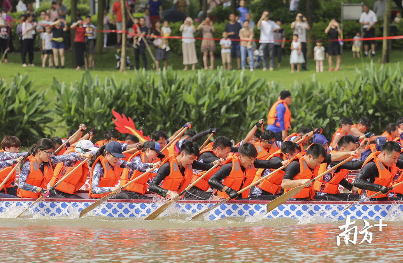 龙舟赛现场。