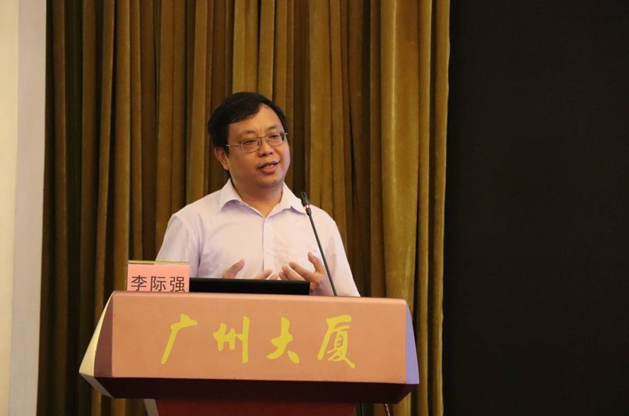 李际强教授作《从经典入手谈慢性咳嗽的中医治疗》 李际强教授作《从经典入手谈慢性咳嗽的中医治疗》