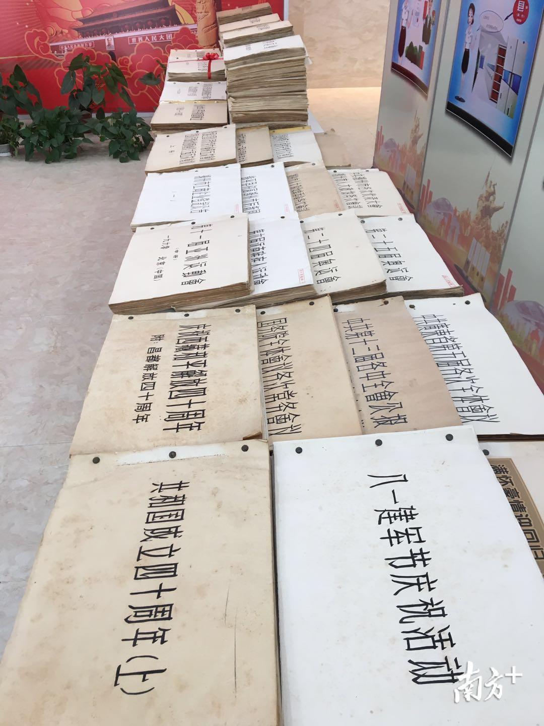 图为郑源辉的部分剪报集。