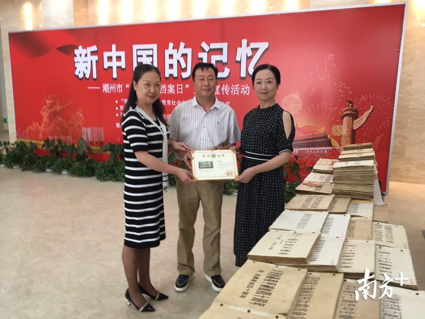 4日上午，潮州市档案馆，郑源辉的儿女们手持捐赠证书留影。