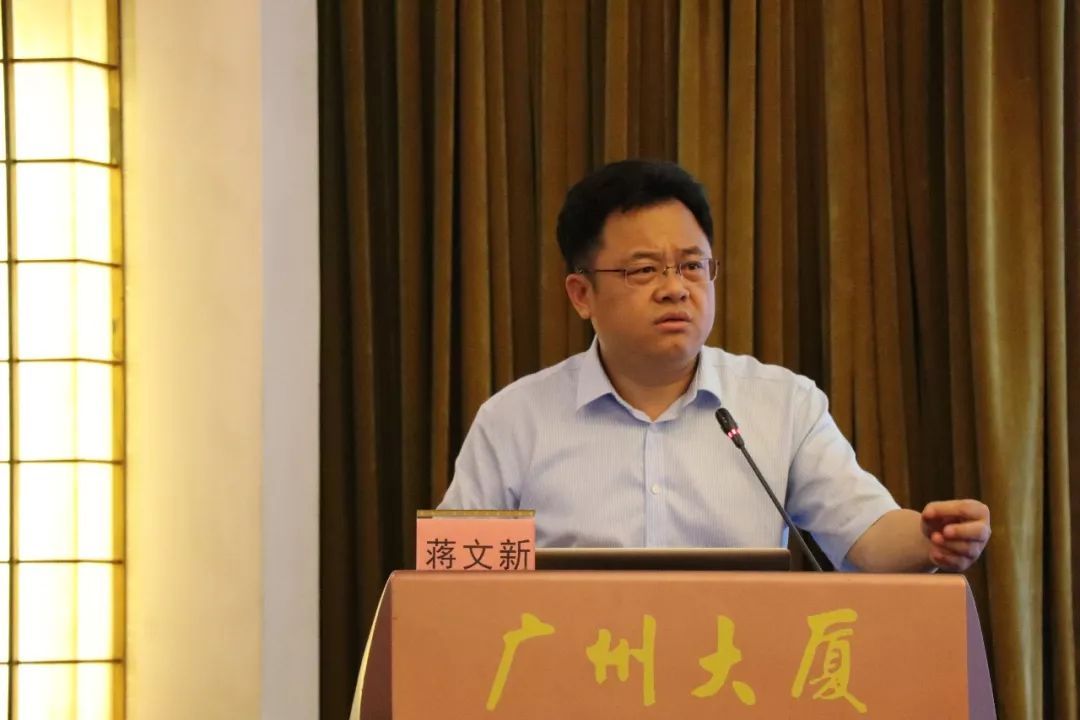 蒋文新教授作《雾化吸入疗法在机械通气中的操作及规范化》 蒋文新教授作《雾化吸入疗法在机械通气中的操作及规范化》