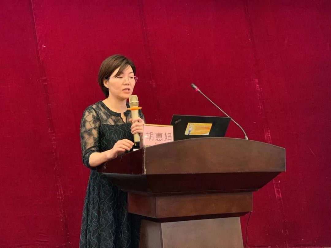 胡惠娟教授作《早起肺康复的临床护理实践》授课 胡惠娟教授作《早起肺康复的临床护理实践》授课