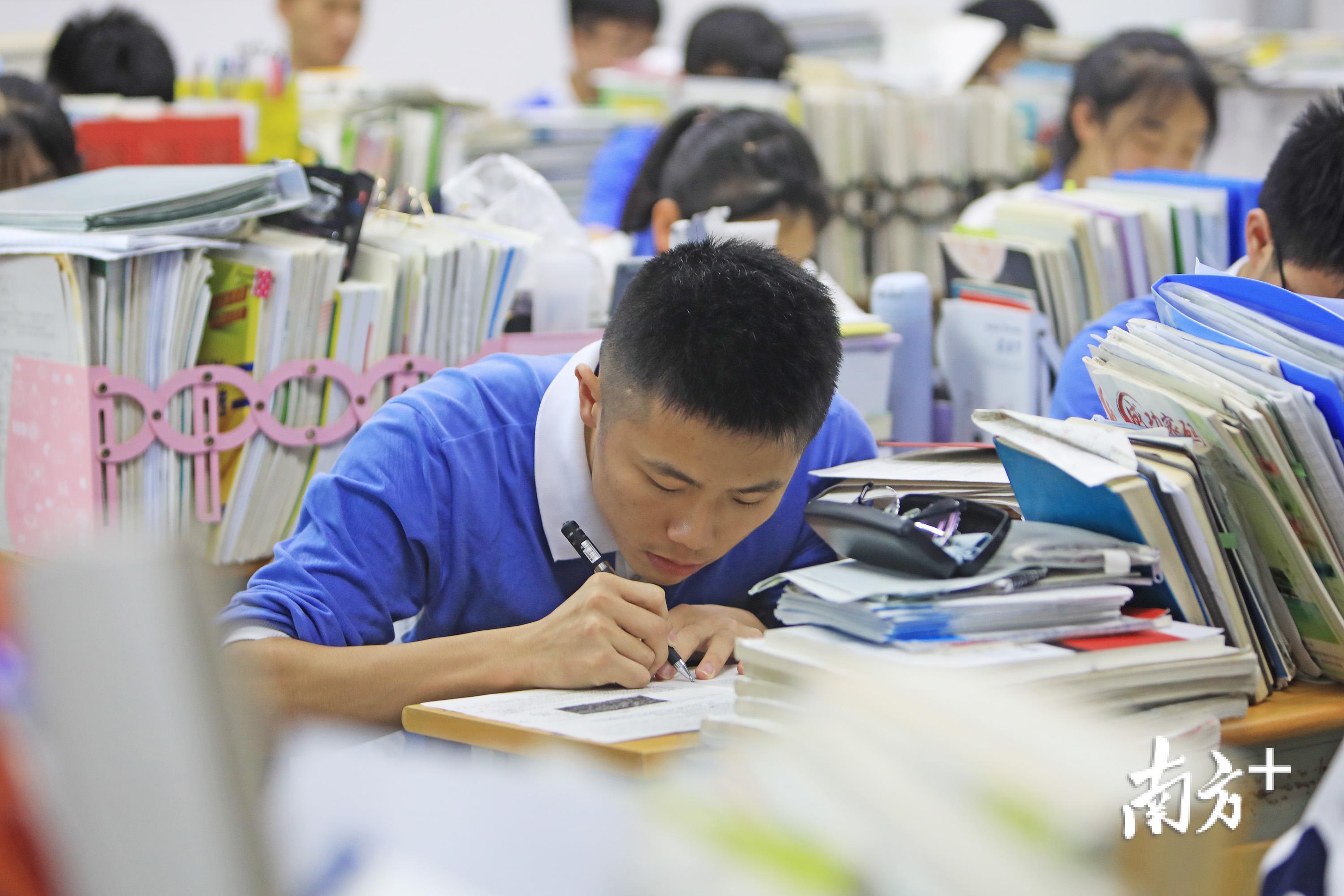 深圳高级中学东校区,一名高三学生埋头复习.