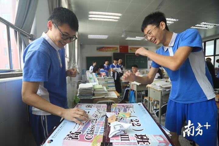 深圳高级中学东校区，高三学生课间通过弹赛车小游戏缓解压力