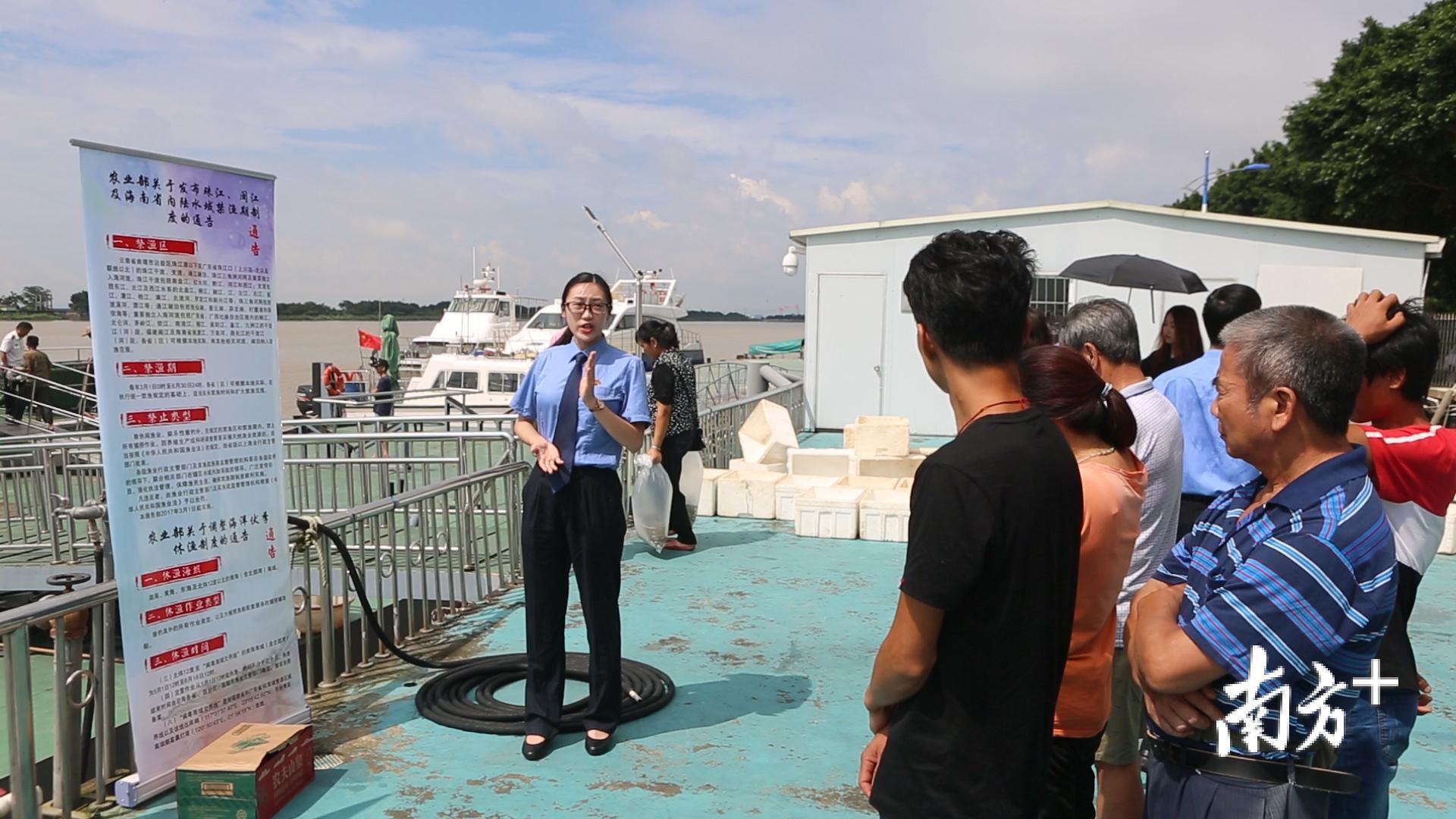 活动现场,检察院工作人员给渔民进行法律宣读。 活动现场,检察院工作人员给渔民进行法律宣读。