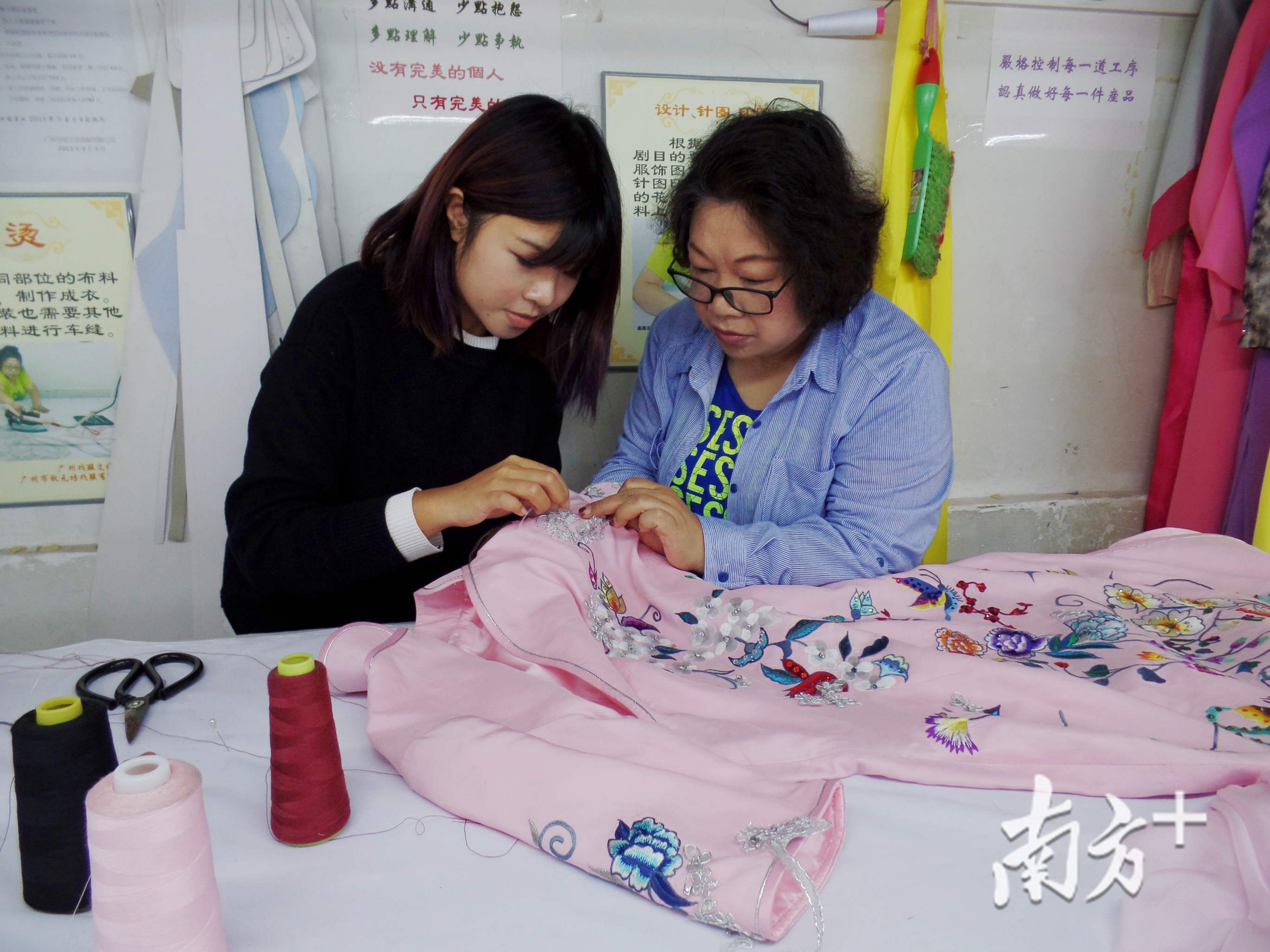 何凤婷跟姨妈董惠兰学习手工艺。