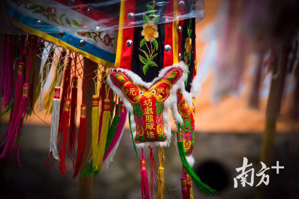 罗伞下的彩色网穗。