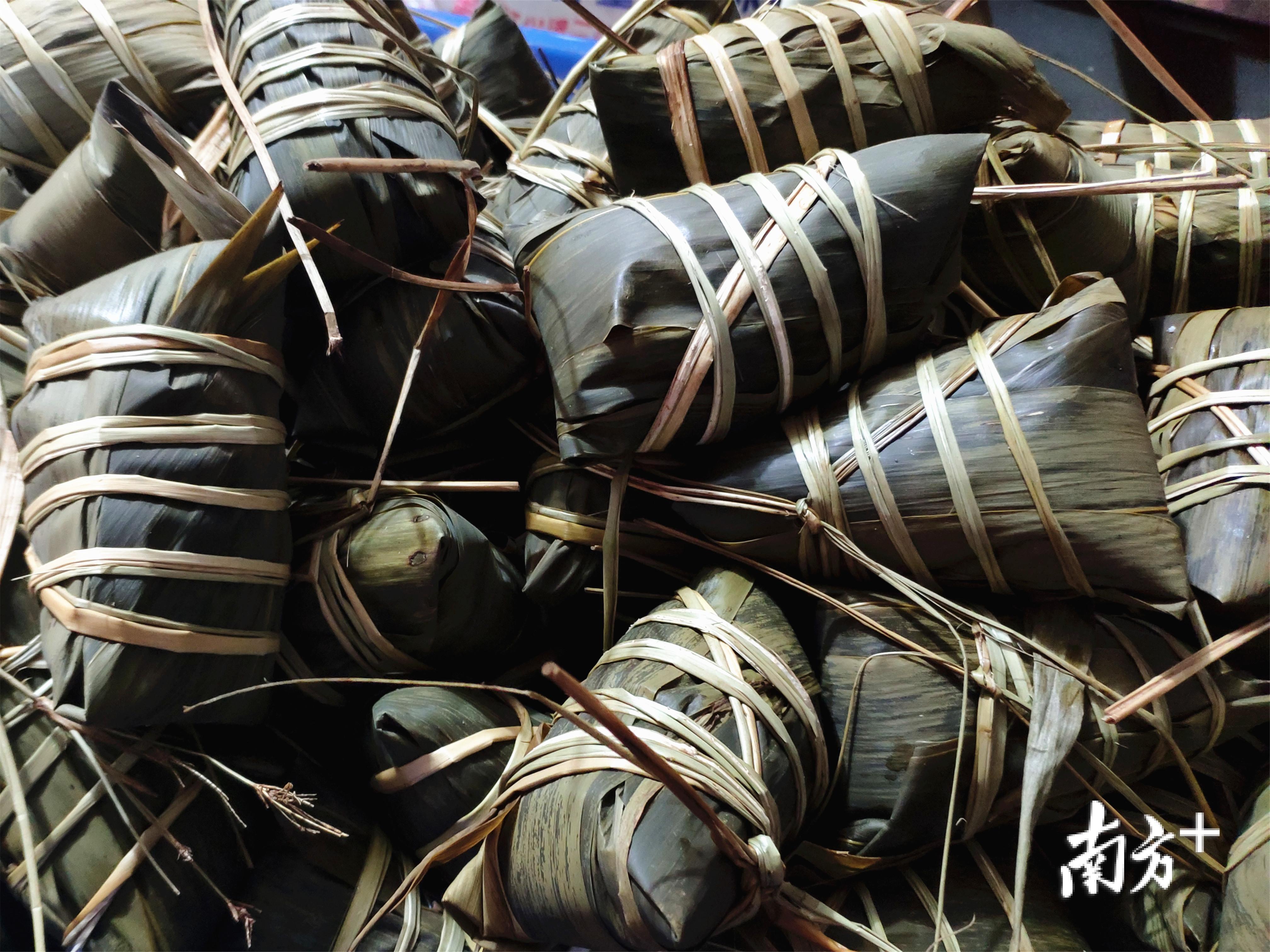 黄绍侦 摄恩平粽主要分为咸肉粽和枧水粽,冯红豆家的粽子以传统口味最