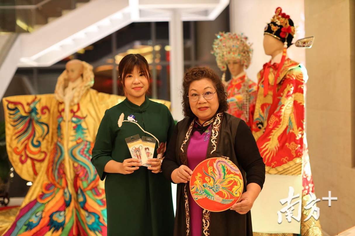 何凤婷和姨妈董惠兰。