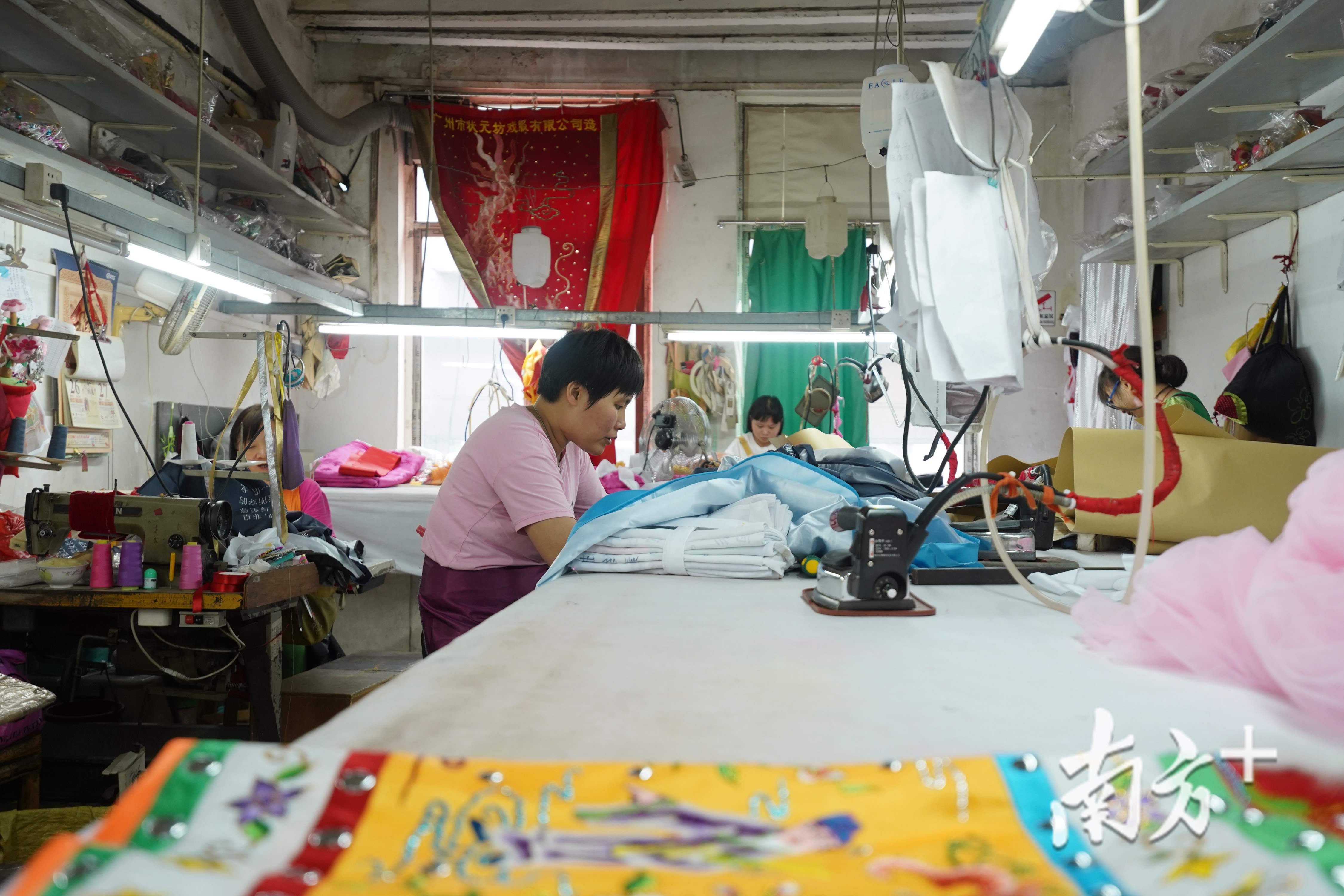 罗伞生产作坊。