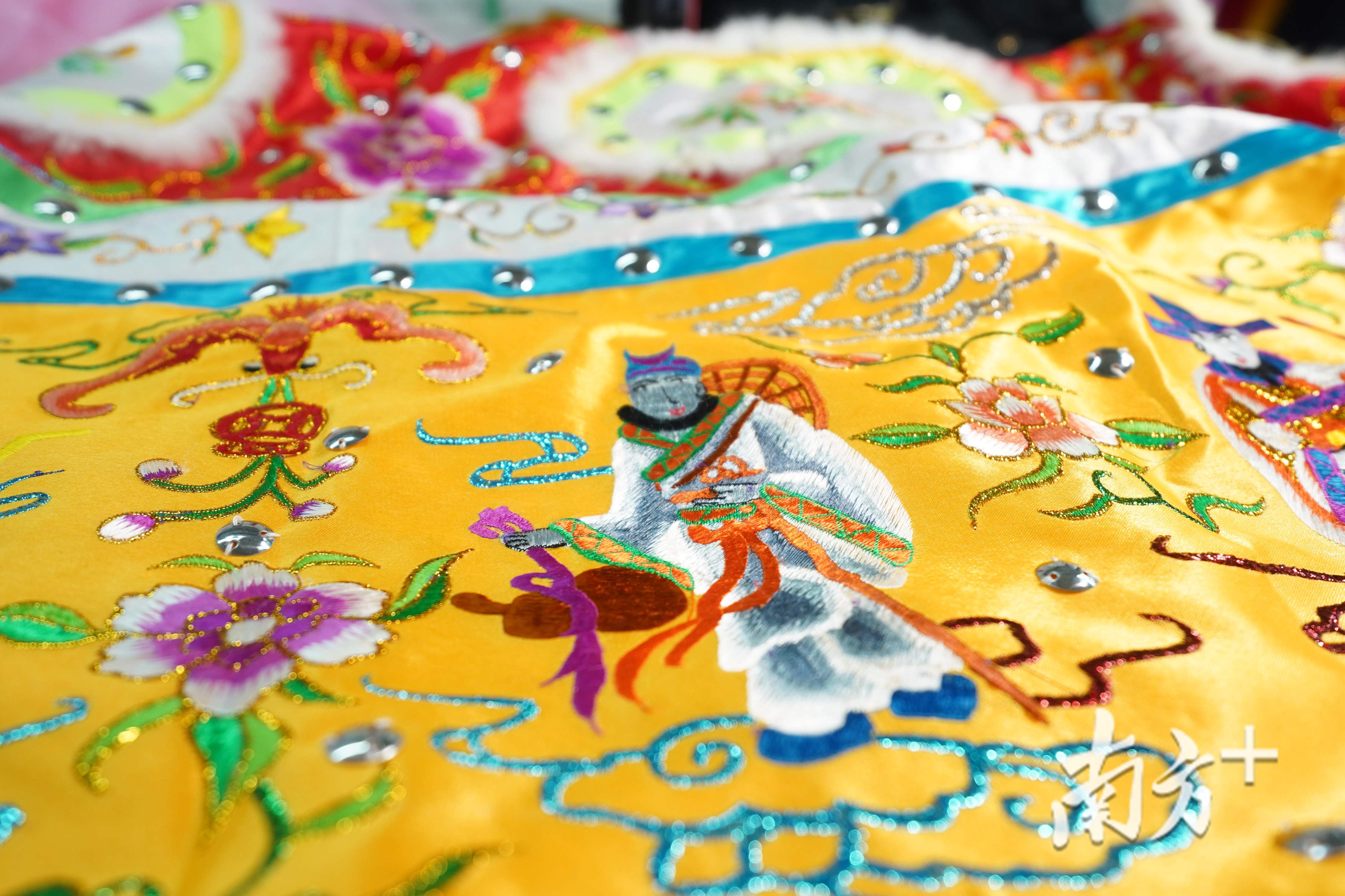 罗伞上八仙过海的图案。