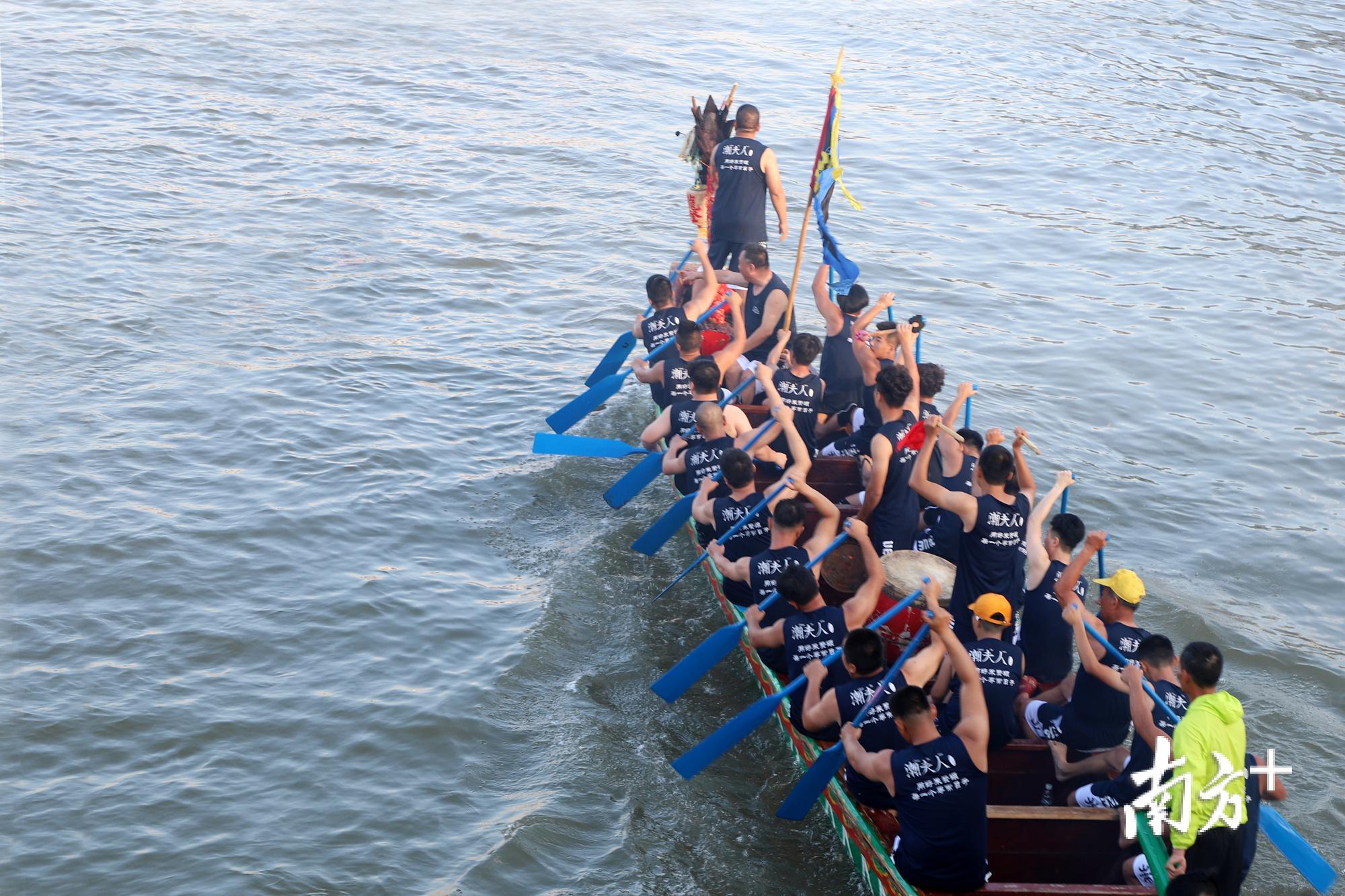 各赛队龙舟。