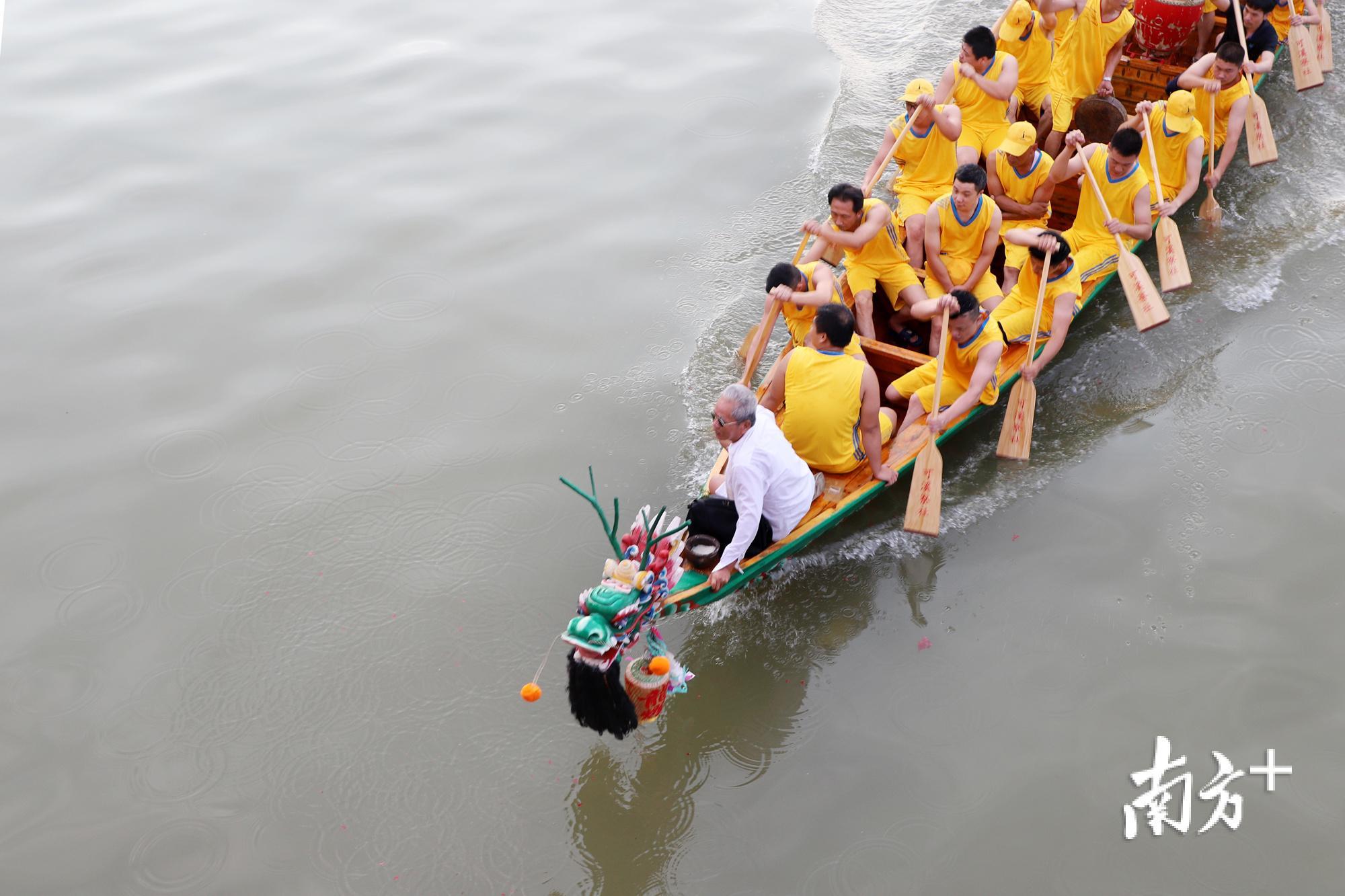 各赛队龙舟。