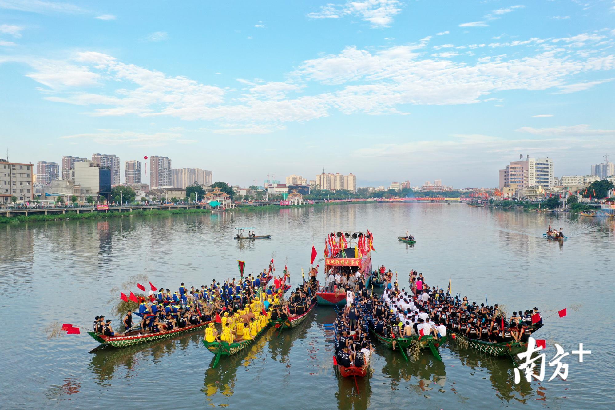 集合后准备开始祈福仪式。