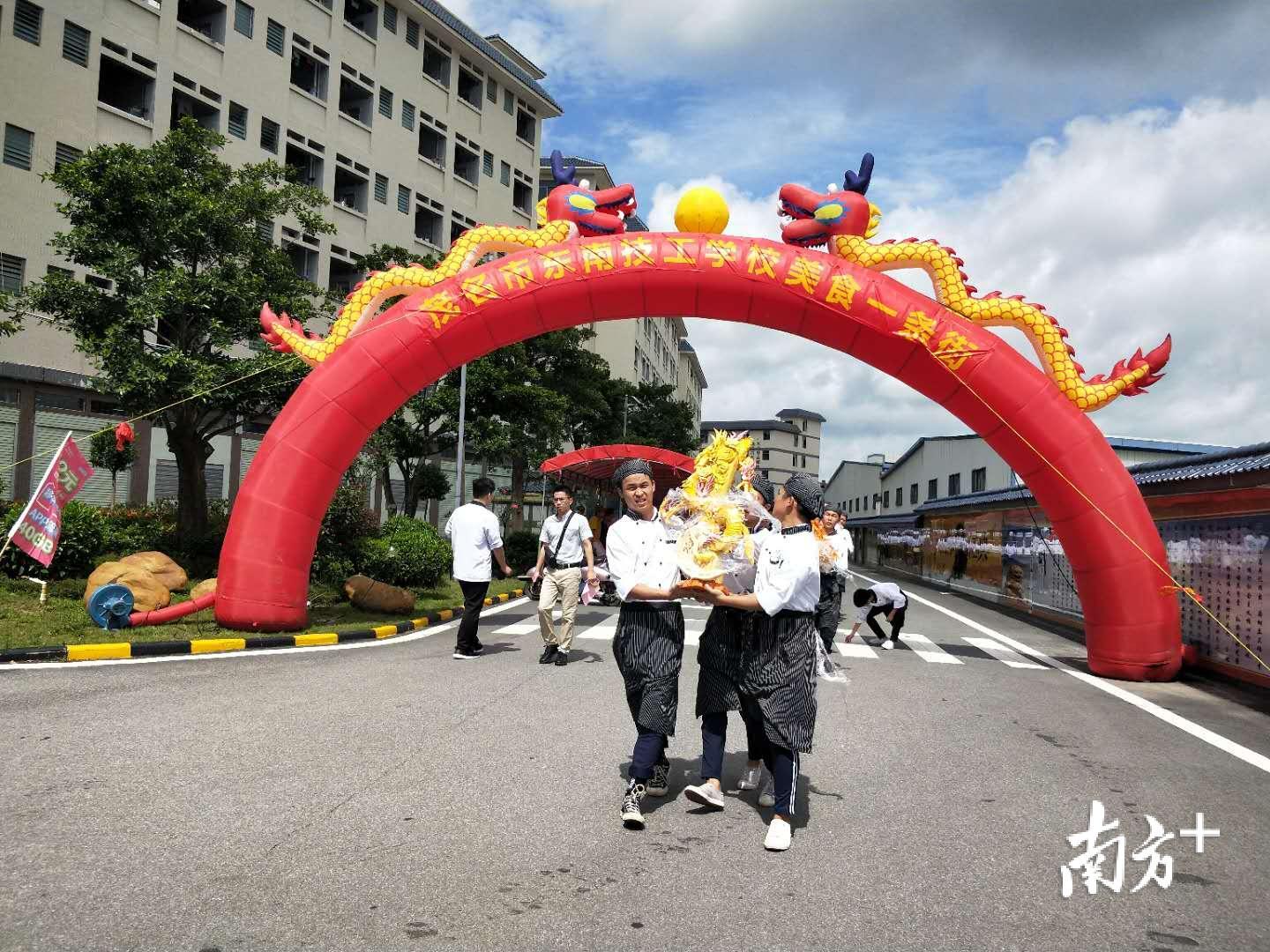 6月5日上午，茂名市东南技工学校美食一条街，举行学生烹饪作品大赛。