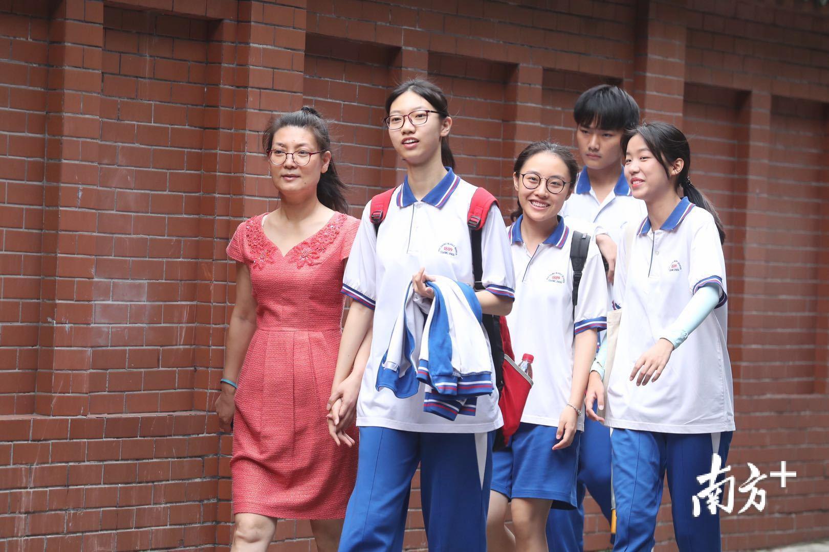 【广州培正中学】考生轻松自信步入考场. (李细华 石磊 )