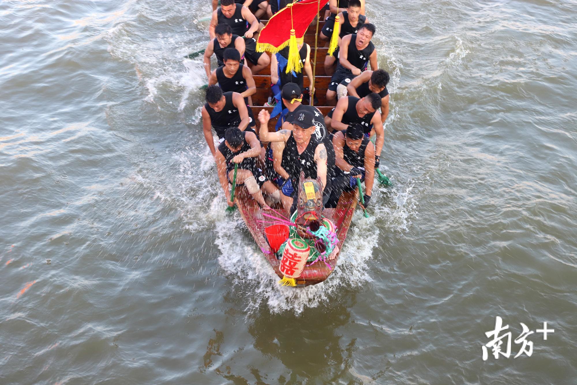 各赛队龙舟。