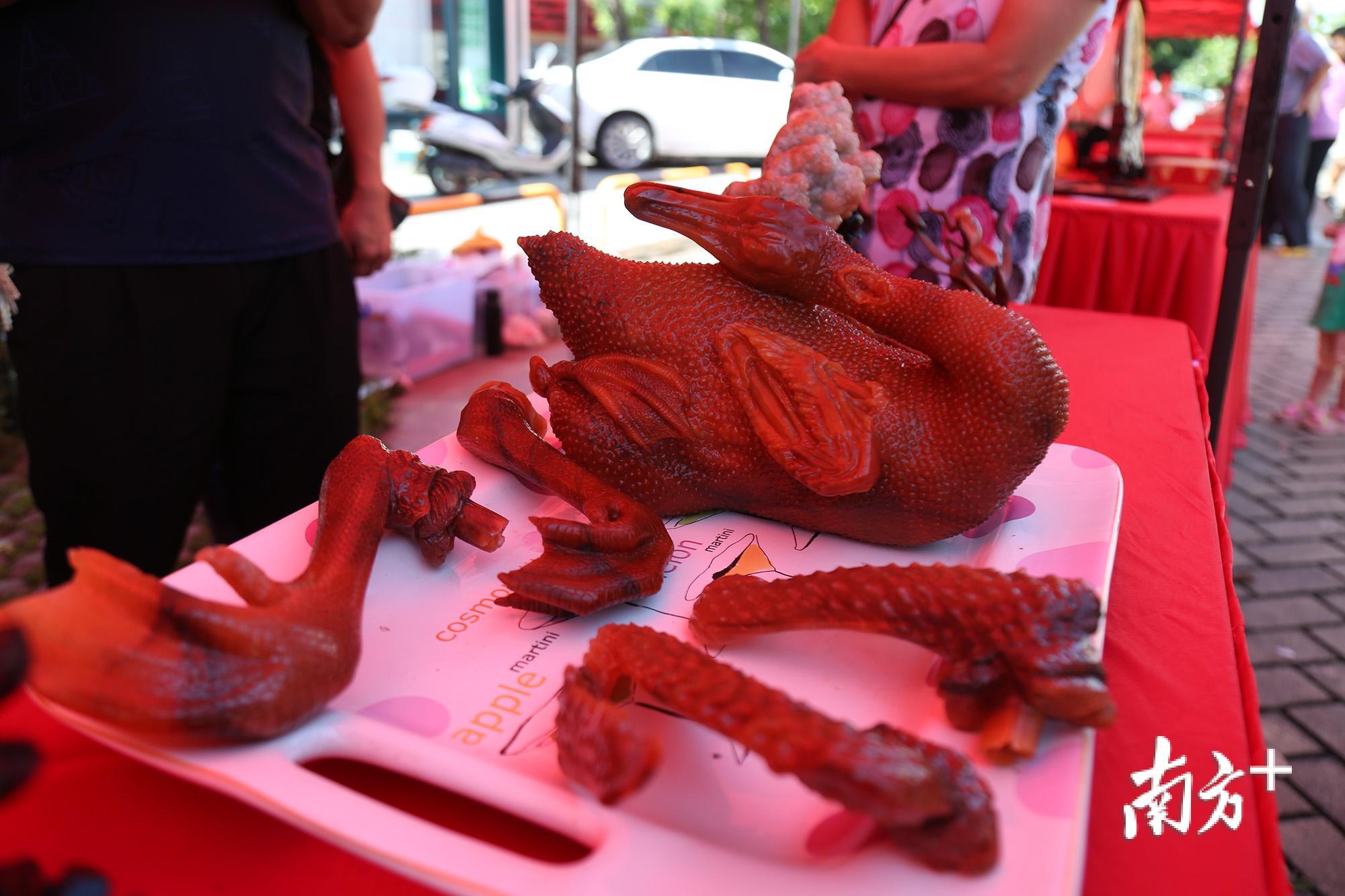 用蜡石制作的“卤鹅”惟妙惟肖。 用蜡石制作的“卤鹅”惟妙惟肖。