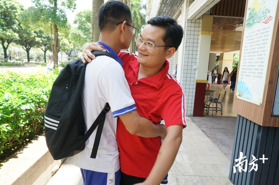 清远市第二中学的老师拥抱考生,以示鼓励.梁素雅 摄