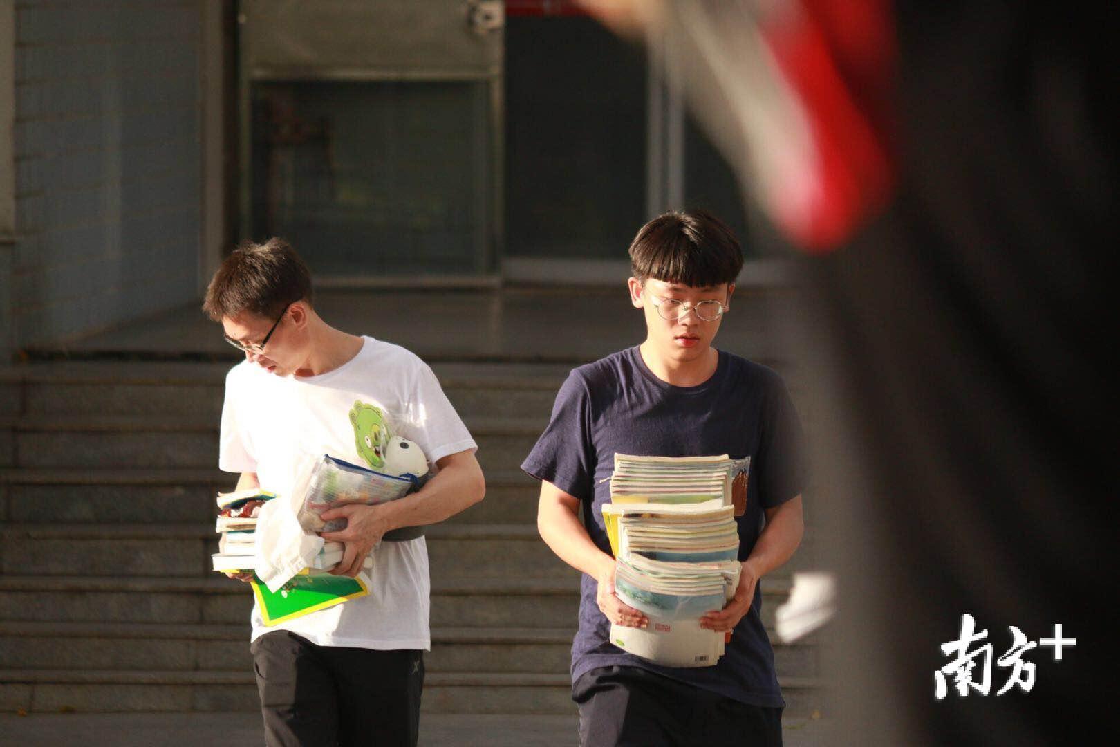 同学们收拾书本离开学校.