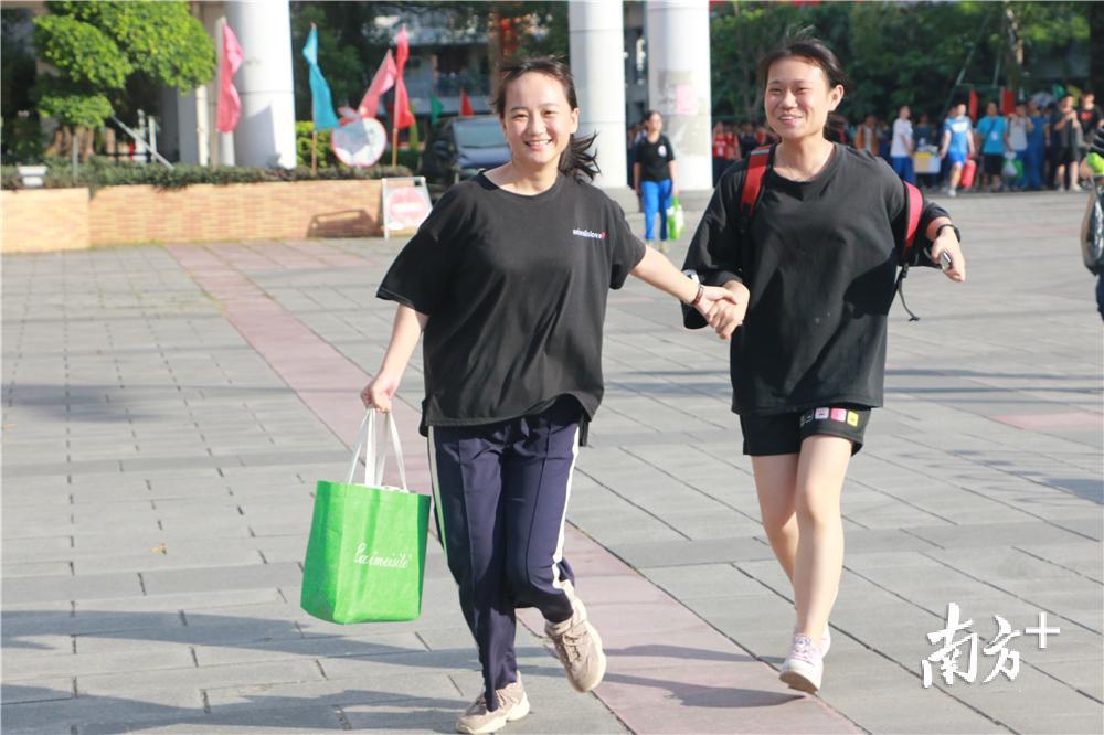 考试结束后,两人手牵手跑回家.黄烨倩 摄