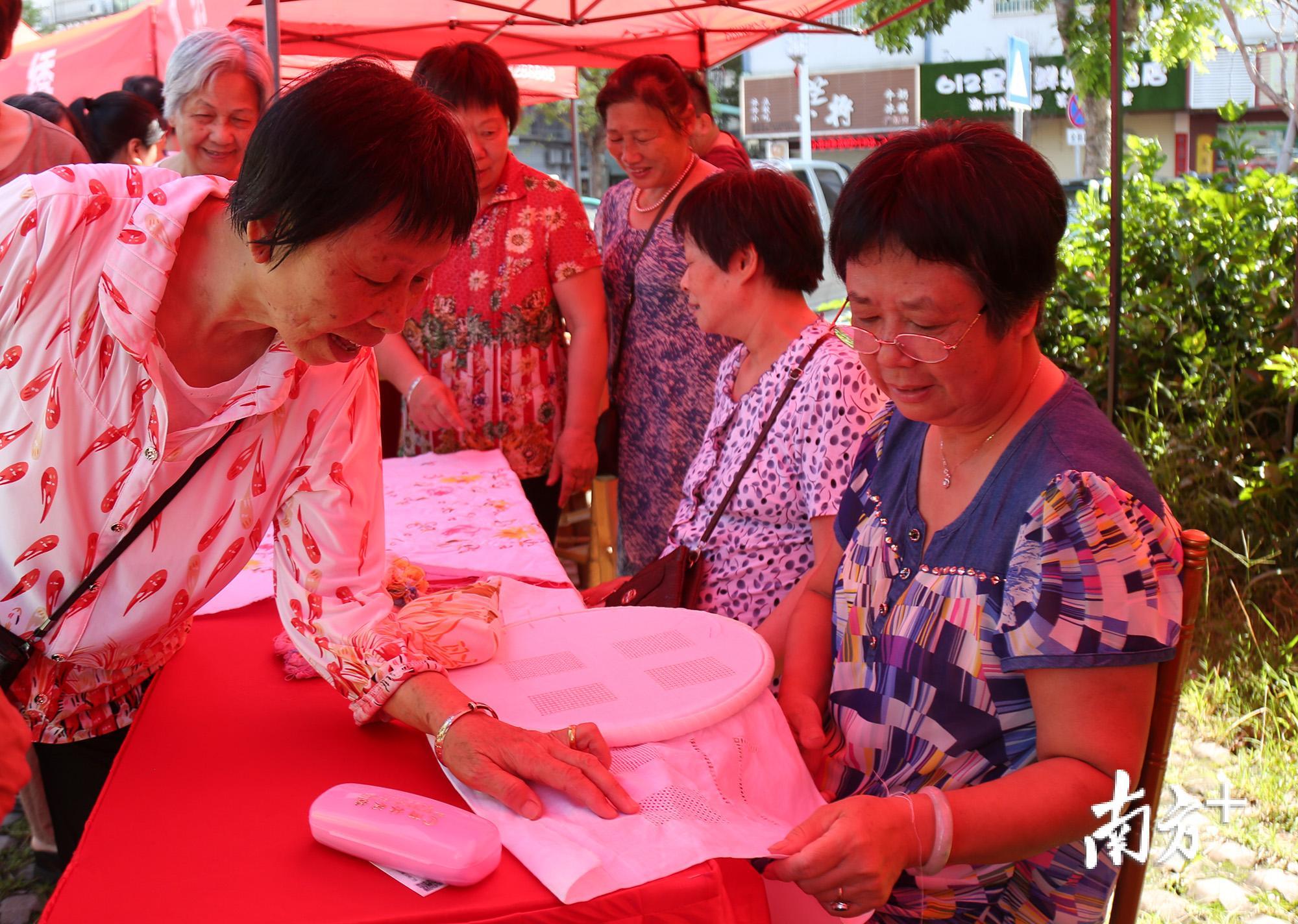 6月8日,潮州市文化馆门口,潮州抽纱非遗项目代表性传承人薛建铭为观众讲解抽纱针法。 6月8日,潮州市文化馆门口,潮州抽纱非遗项目代表性传承人薛建铭为观众讲解抽纱针法。