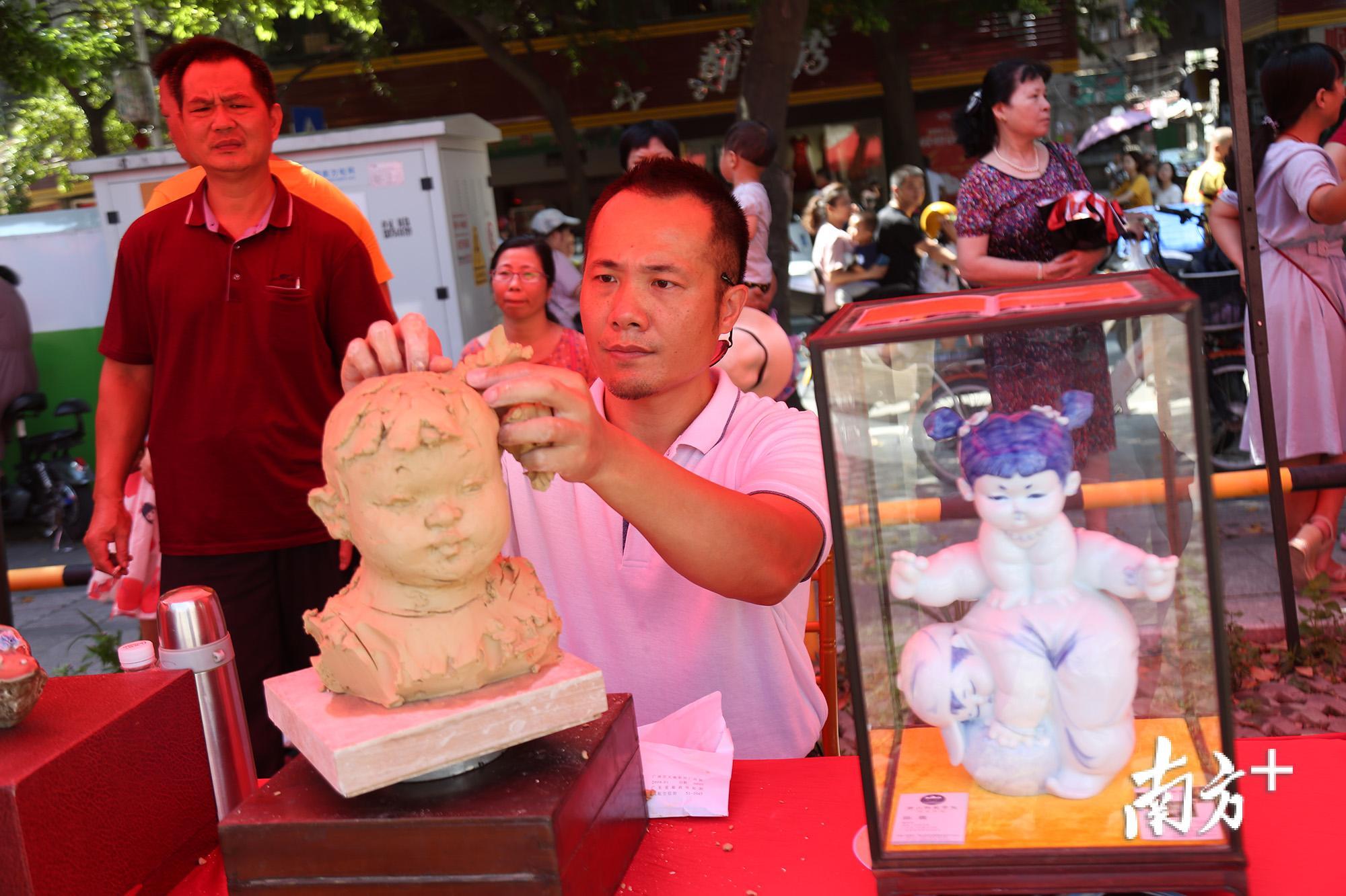 图为雕塑家陈震现场制作瓷塑。 图为雕塑家陈震现场制作瓷塑。