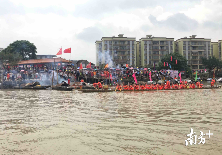 居民点燃鞭炮“迎接”龙舟，祈求风调雨顺。陈咏怀 摄