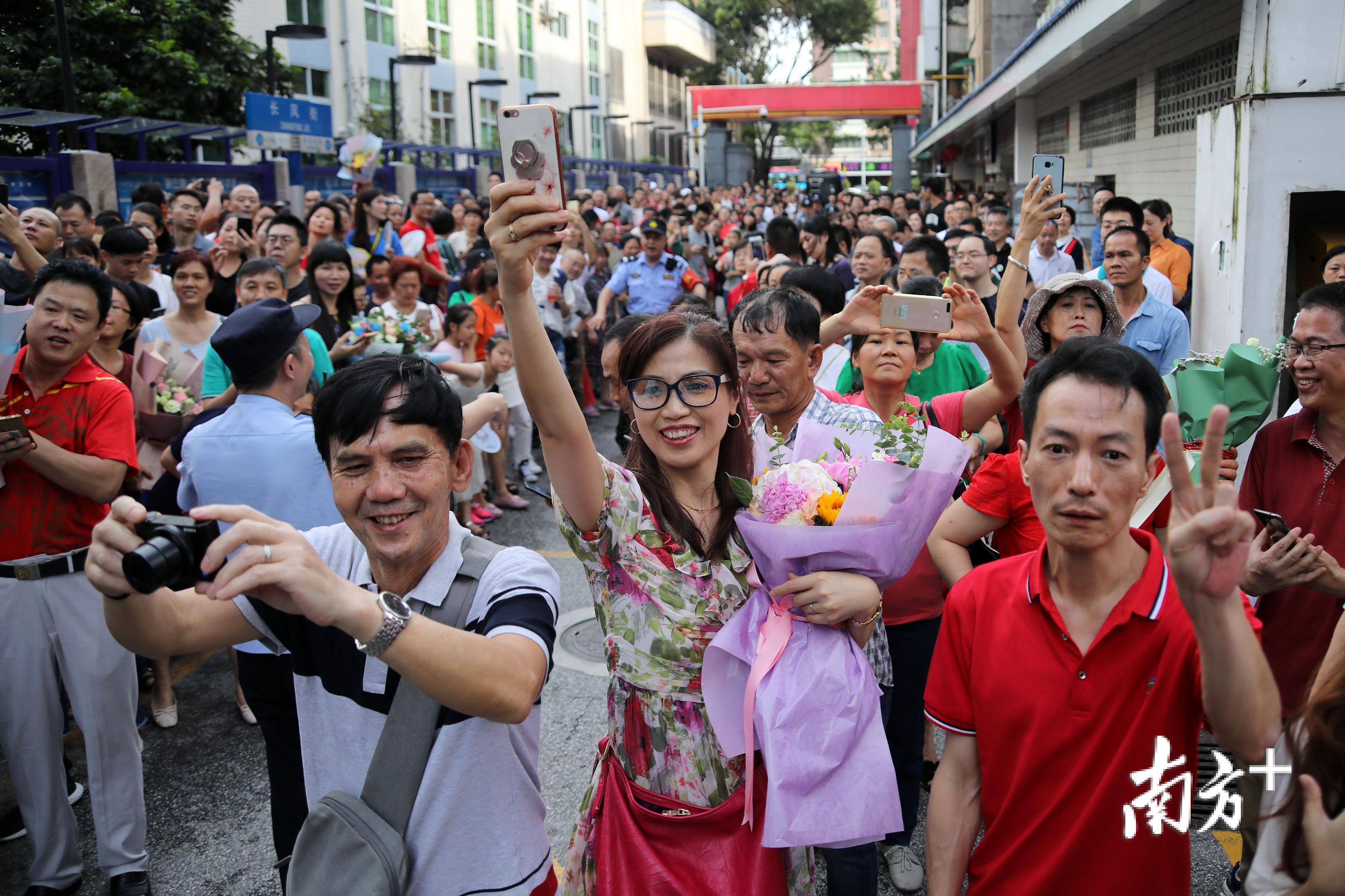 2019年高考正式结束,考场门口场面感人