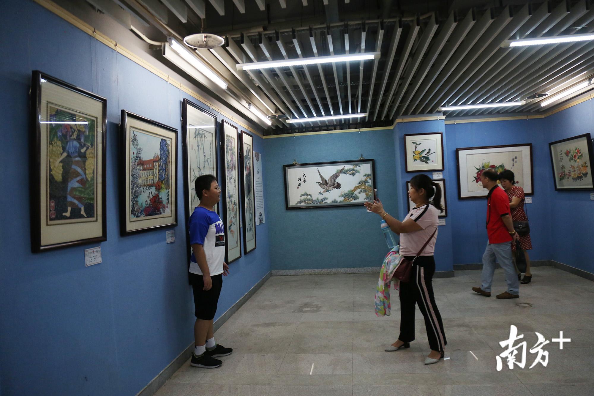 潮州市文化馆,观众在刺绣作品展中留影。 潮州市文化馆,观众在刺绣作品展中留影。