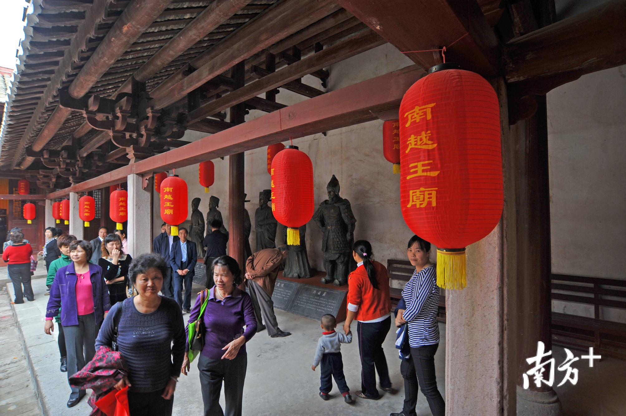 游客在佗城参观南越王庙。