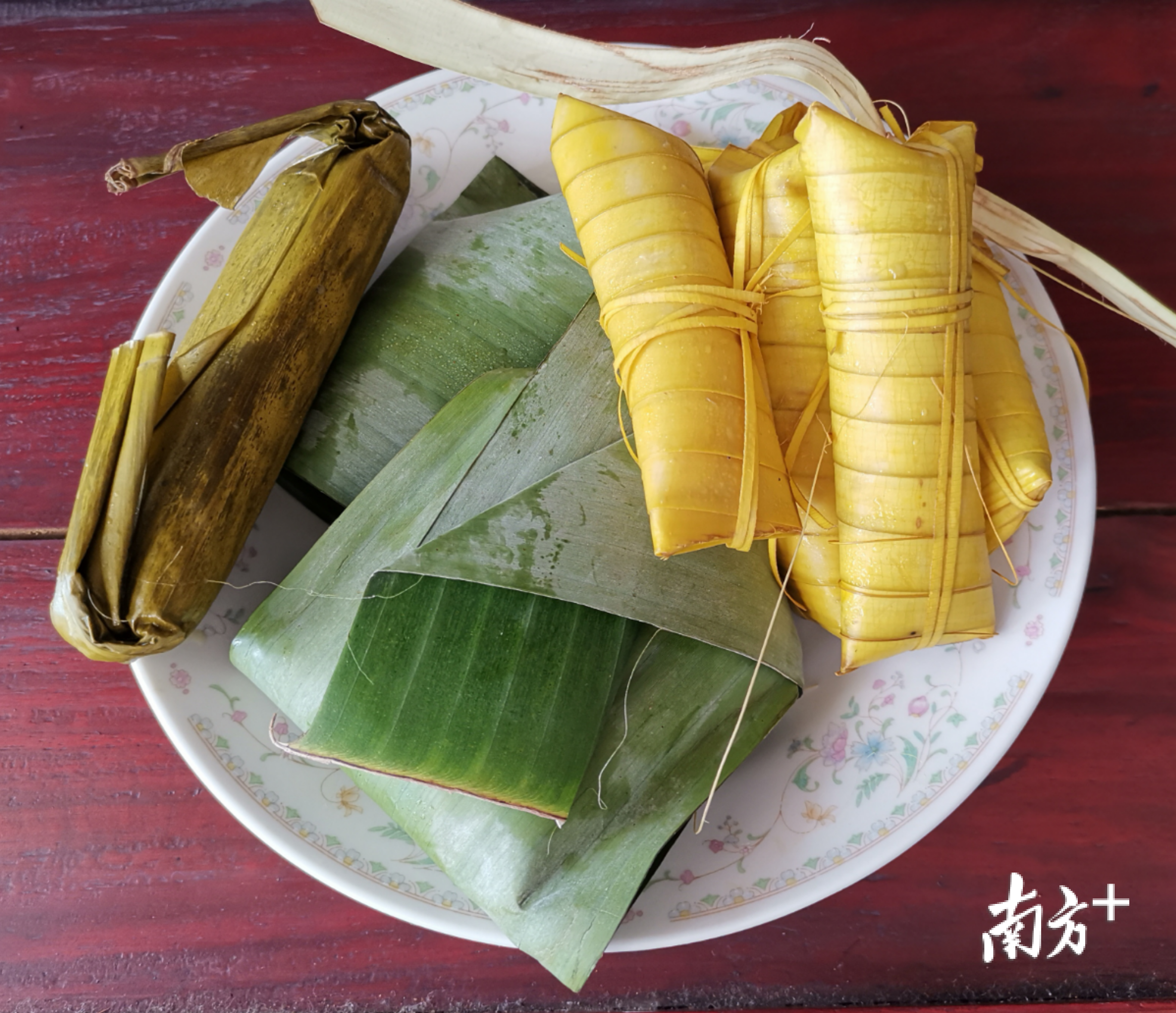 7日，菲律宾中菲文化发展促进会主席李国芬在家中祭拜祖先。图为用来祭祖的粽子。
