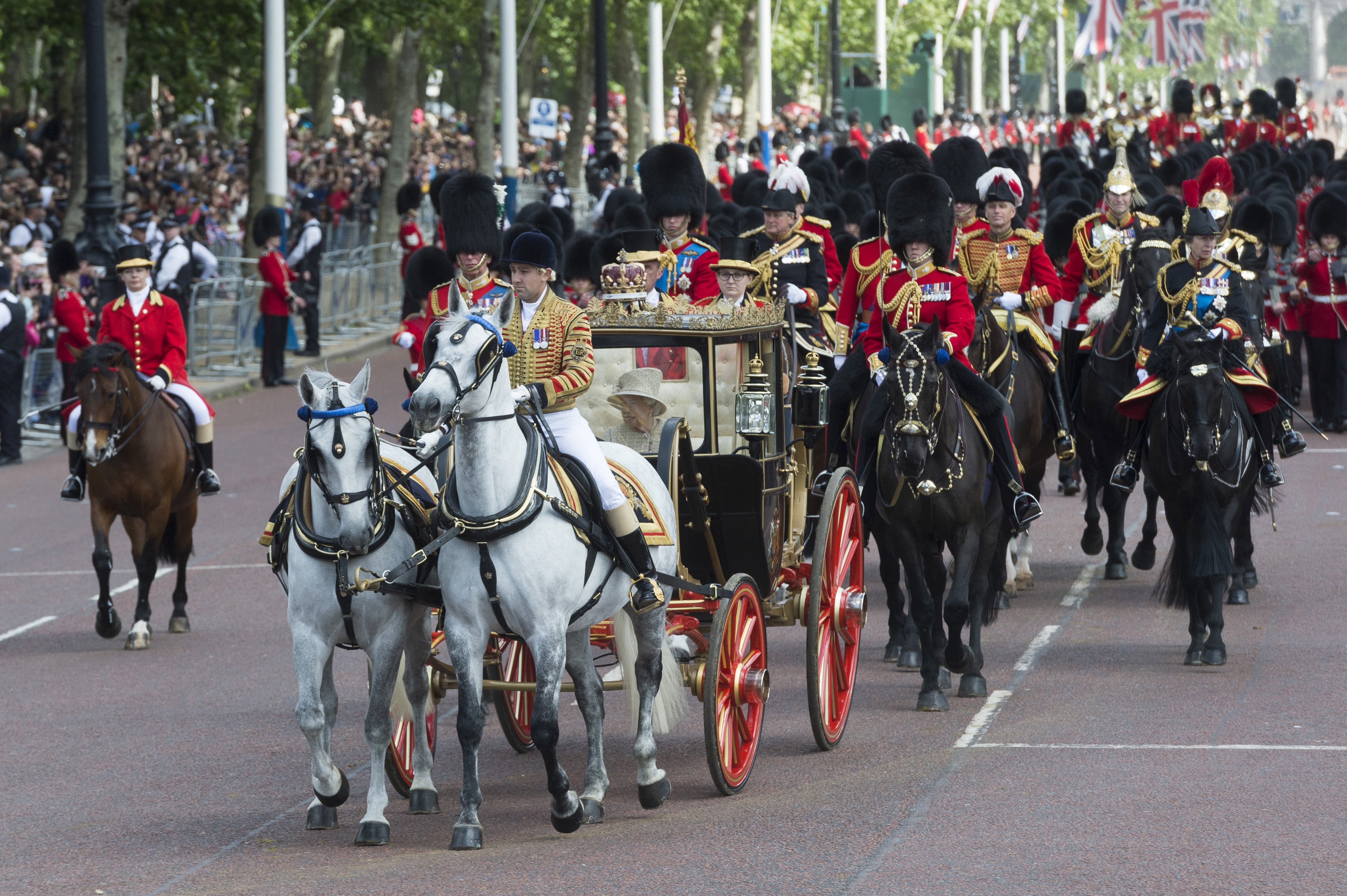6月8日,在英国伦敦,英女王伊丽莎白二世乘马车返回白金汉宫
