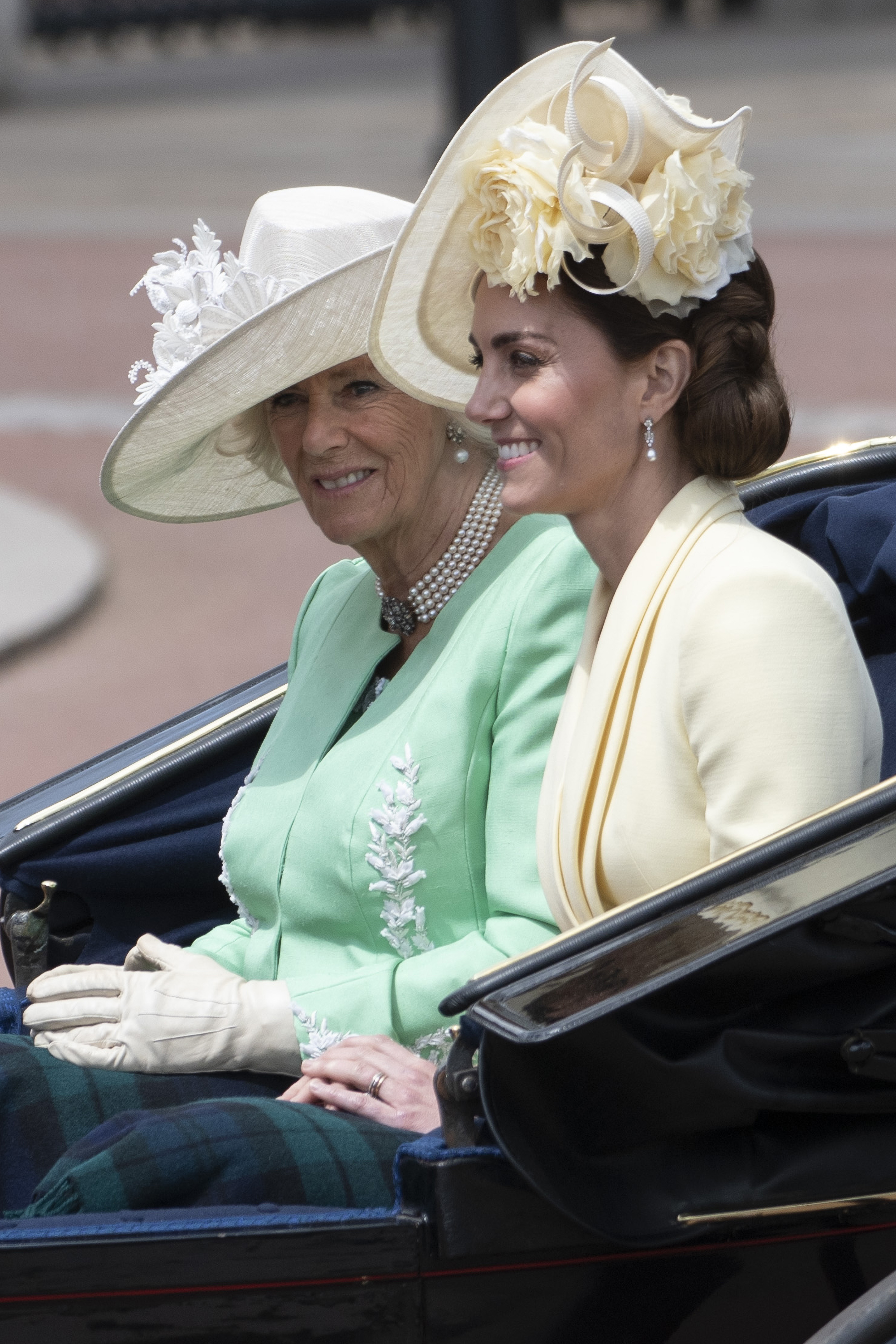6月8日,在英国伦敦,英国王储查尔斯的妻子卡米拉(左)与凯特王妃乘马车