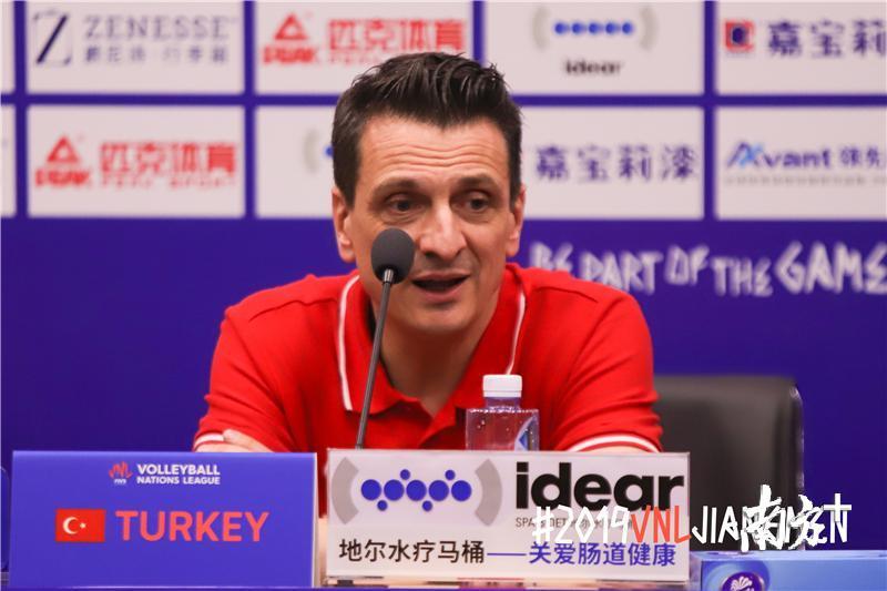 土耳其女排主教练乔瓦尼·古德蒂在赛后发布会回答记者提问。提供者：赛事组委会