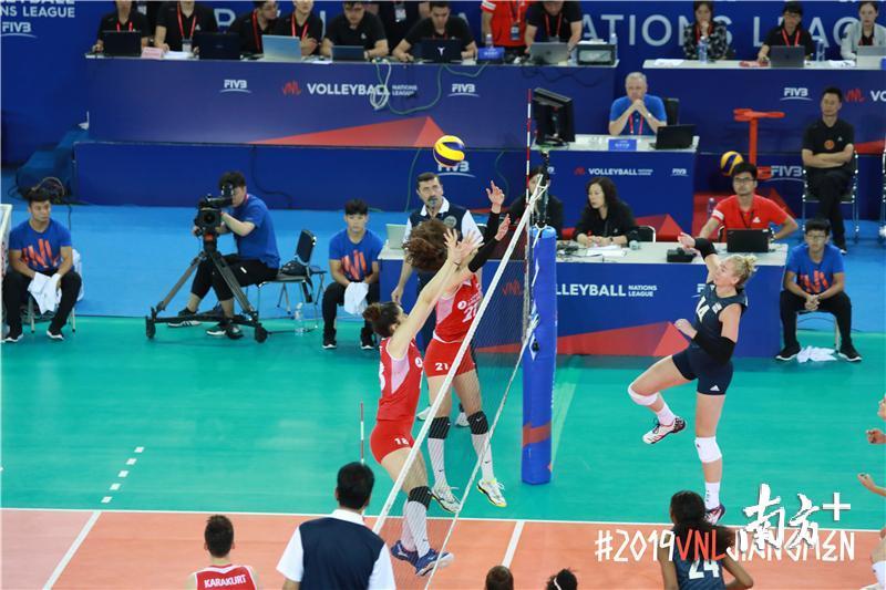 土耳其队拦网美国队。提供者：赛事组委会