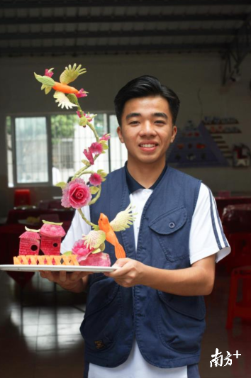 九江职业技术学校学生用食材雕刻出精美作品。受访者供图