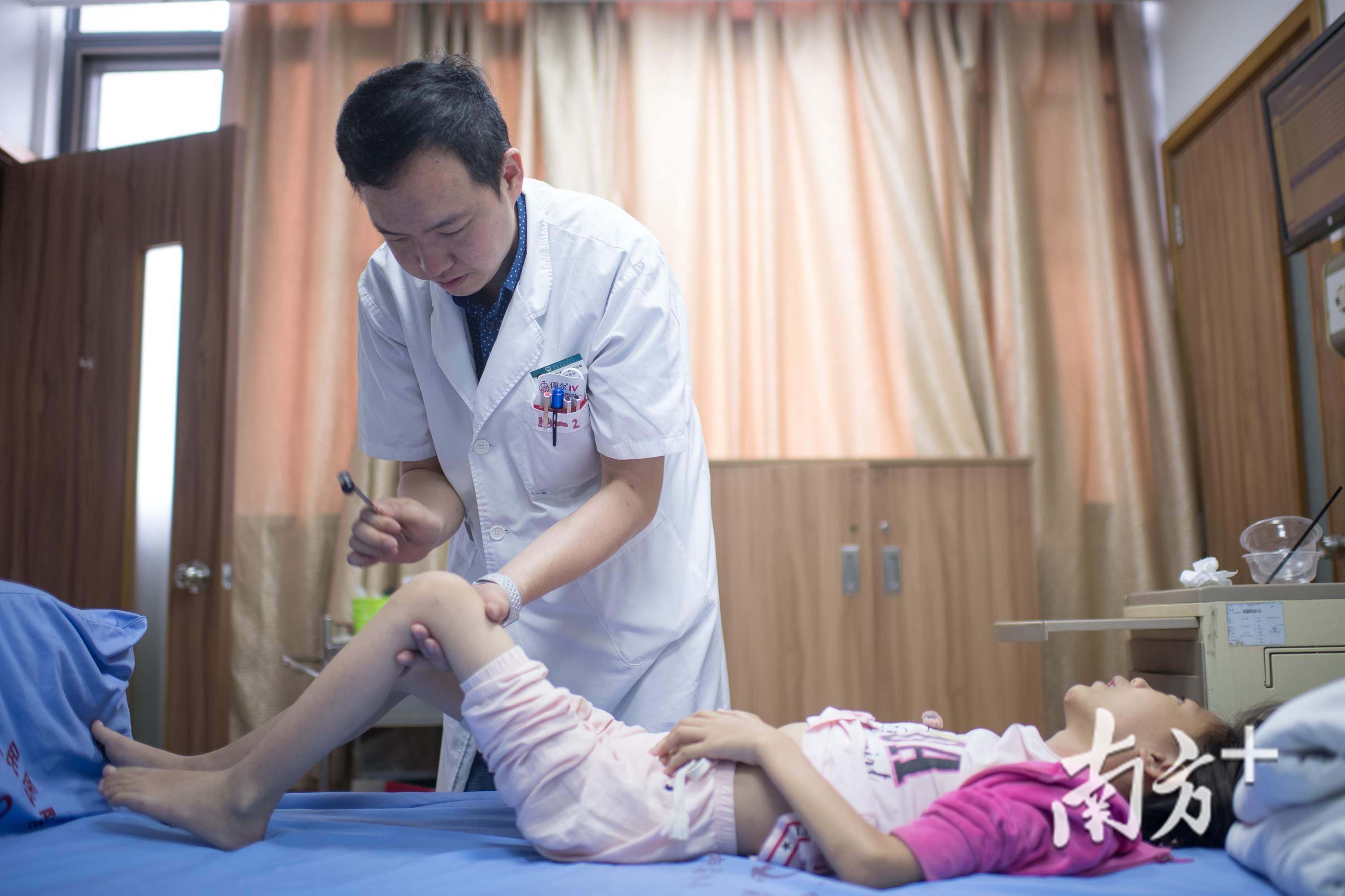 广东省第二人民医院神经外科医生罗唯师为思莹做初步检查。