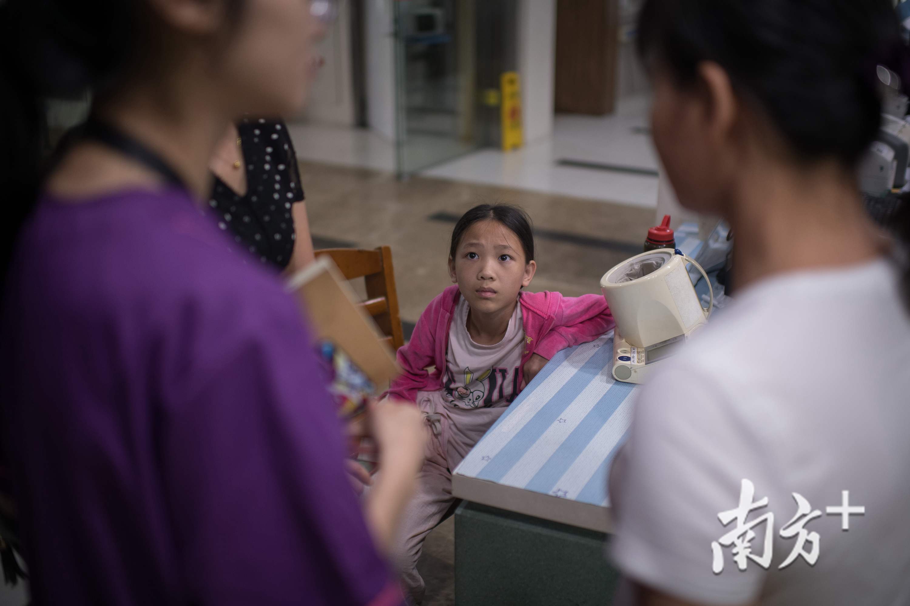 思莹皱着眉头，听大人们讲她的病情。