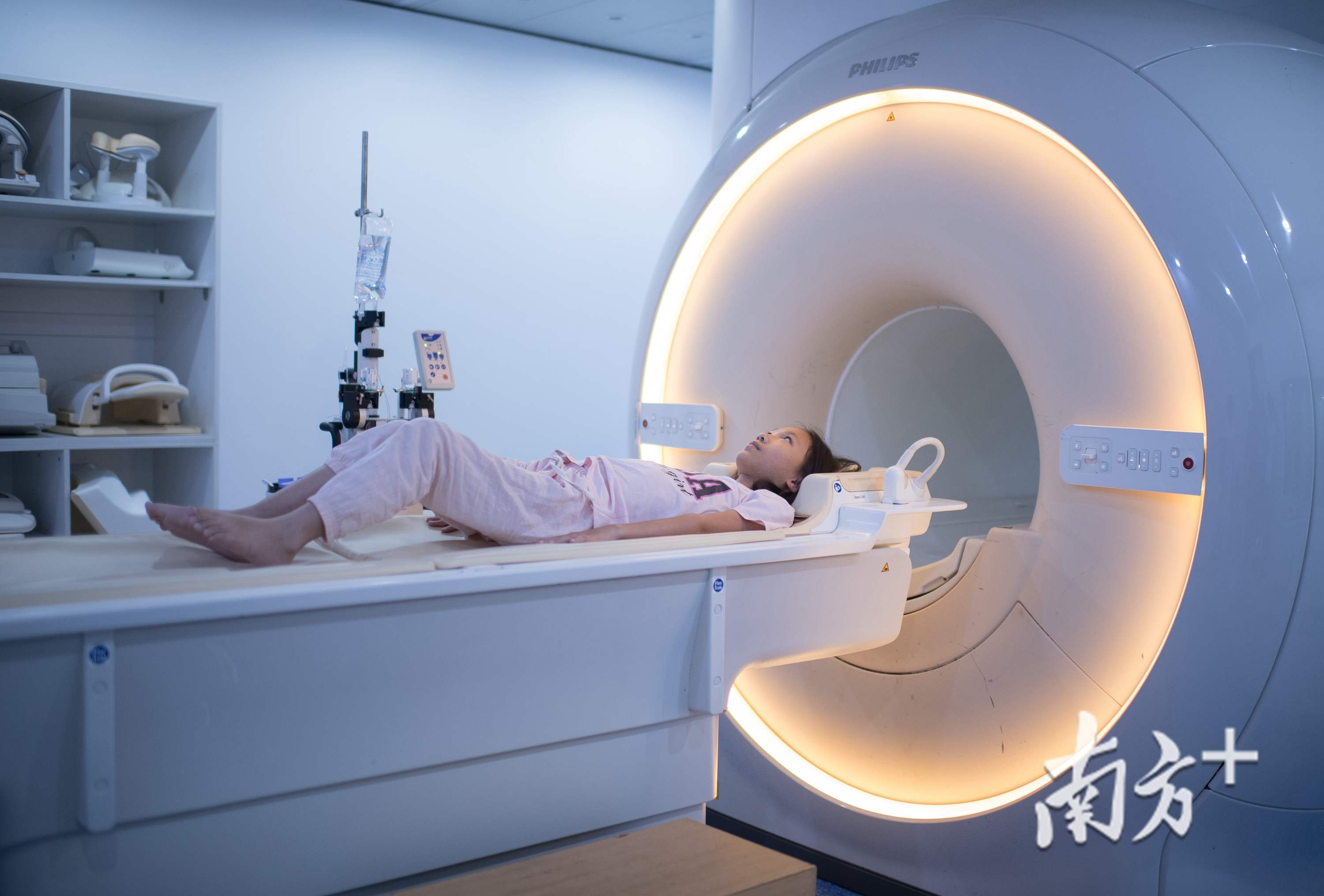 做核磁共振检查时需平卧，但因脊柱畸形被压迫得生疼，思莹皱着眉，忍痛给自己打气。